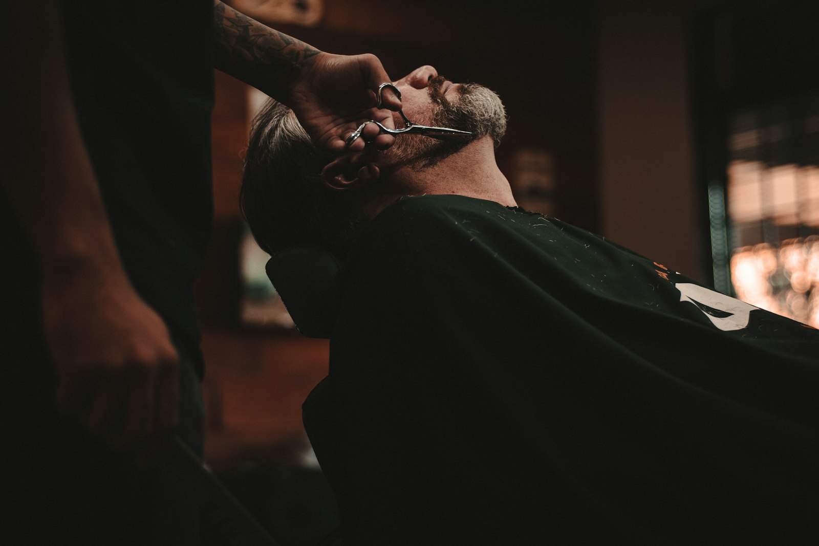 Profesional trabajando en un centro de belleza